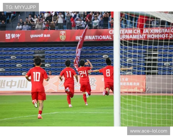 足球球星黑鞋背后隐藏的粉丝身份揭秘你不可不知的球迷故事